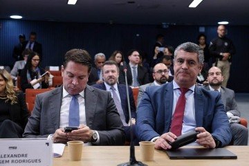 Durante o interrogatório, Ramagem (esquerda) não negou que havia escrito documentos que questionavam as urnas eletrônicas, mas disse que tratavam-se apenas de 'anotações privadas' -  (crédito: Ton Molina/STF)
