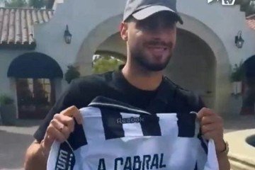 Arthur Cabral chega nos Estados Unidos e se apresenta ao Botafogo