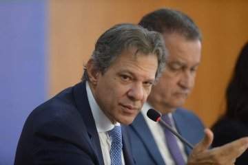 Apresentada como uma alternativa à possível derrubada do decreto que aumenta alíquota do Imposto sobre Operações Financeiras (IOF), a MP comentada pelo ministro da Fazenda vem sofrendo resistência entre os parlamentares - 