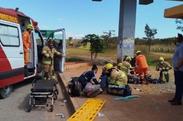 Acidente deixou dois feridos no SIA -  (crédito: CBMDF/Divulgação)