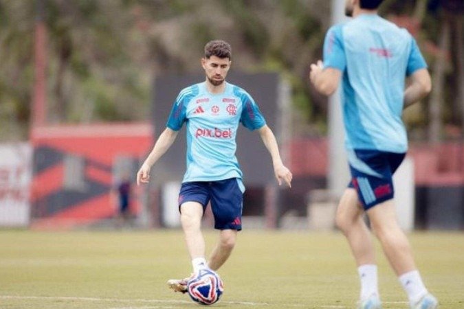 Jorginho fez uma parte do treinamento com os companheiros de elenco - (crédito: Foto: Adriano Fontes/Flamengo) Jorginho fez uma parte do treinamento com os companheiros de elenco - (crédito: Foto: Adriano Fontes/Flamengo)