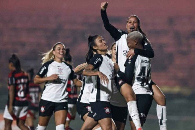 Vic Albuquerque é carregada por Jhonson e vibra após fazer o gol que valeu a vitória do Corinthians sobre o Flamengo - (crédito: Foto: Rebeca Reis/ Staff Images Woman/ CBF) Vic Albuquerque é carregada por Jhonson e vibra após fazer o gol que valeu a vitória do Corinthians sobre o Flamengo - (crédito: Foto: Rebeca Reis/ Staff Images Woman/ CBF)