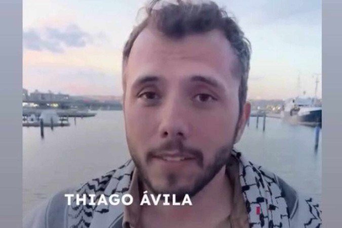 Imagens mostram ativistas com mãos para cima - (crédito: Coalizão Flotilha da Liberdade) Imagens mostram ativistas com mãos para cima - (crédito: Coalizão Flotilha da Liberdade)
