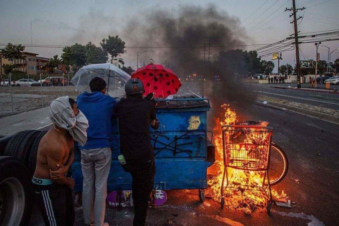 Protestos eclodiram em um bairro cuja maioria dos moradores são de origem hispânica - (crédito: Apu Gomes/Getty Images) Protestos eclodiram em um bairro cuja maioria dos moradores são de origem hispânica - (crédito: Apu Gomes/Getty Images)