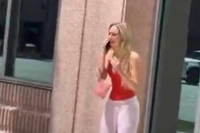 Influencer chora na porta da sede do TikTok após ter sido bloqueada da plataforma - (crédito: Reprodução/X) Influencer chora na porta da sede do TikTok após ter sido bloqueada da plataforma - (crédito: Reprodução/X)