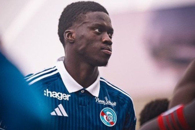 Mamadou Sarr, de 19 anos, assina até 2033 e custará cerca de R$ 90 milhões ao Chelsea - (crédito: Foto: Divulgação) Mamadou Sarr, de 19 anos, assina até 2033 e custará cerca de R$ 90 milhões ao Chelsea - (crédito: Foto: Divulgação)