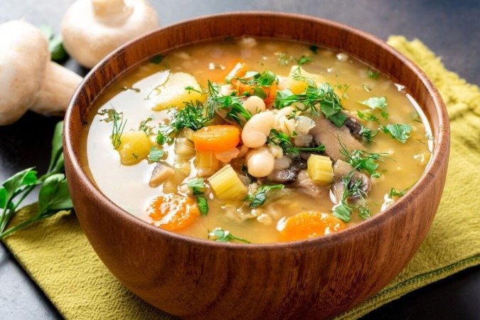 Sopa de feijão-branco com legumes e cogumelo (Imagem: Svetlana Monyakova | Shutterstock) - (crédito: EdiCase) Sopa de feijão-branco com legumes e cogumelo (Imagem: Svetlana Monyakova | Shutterstock) - (crédito: EdiCase)