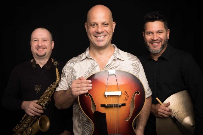 Tico Moraes, com o baterista Misael Barros e o saxofonista/tecladista Alexander Raichenok - (crédito: Divulgação) Tico Moraes, com o baterista Misael Barros e o saxofonista/tecladista Alexander Raichenok - (crédito: Divulgação)