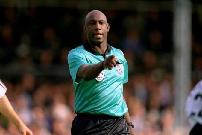 Morre primeiro árbitro negro da Premier League - (crédito: Foto: Ian Walton/Allsport) Morre primeiro árbitro negro da Premier League - (crédito: Foto: Ian Walton/Allsport)