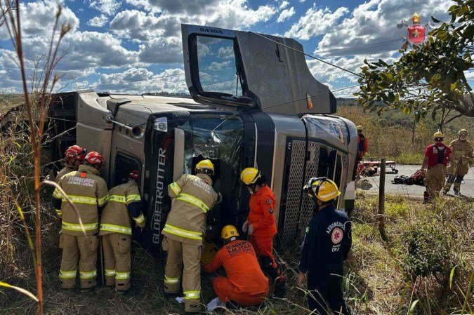 Seis bois morrem e motorista fica ferido após carreta tombar no Paranoá - (crédito: CBMDF/Divulgação) Seis bois morrem e motorista fica ferido após carreta tombar no Paranoá - (crédito: CBMDF/Divulgação)