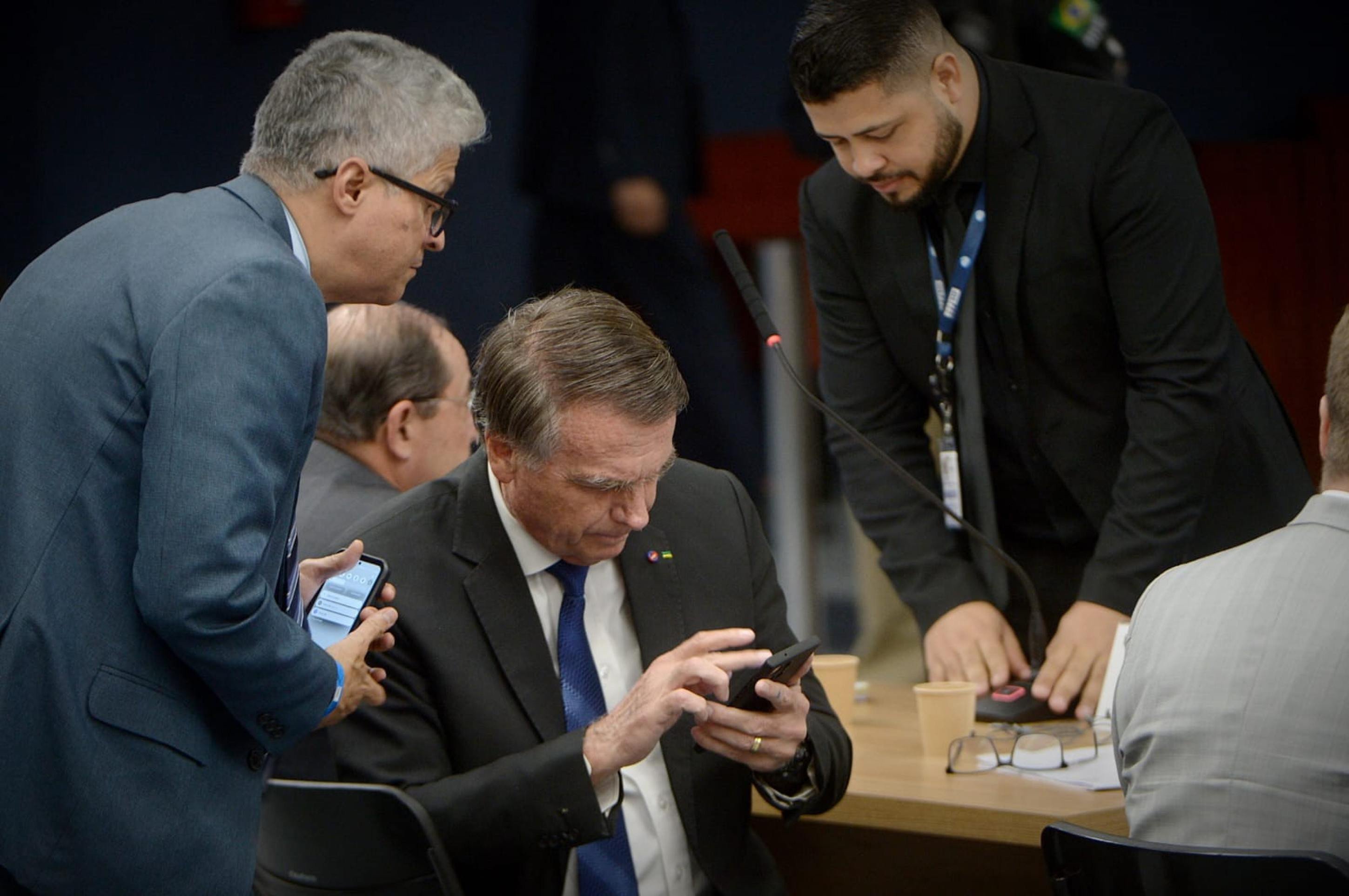 Antes de julgamento, Bolsonaro interage com imprensa e réus; veja detalhes