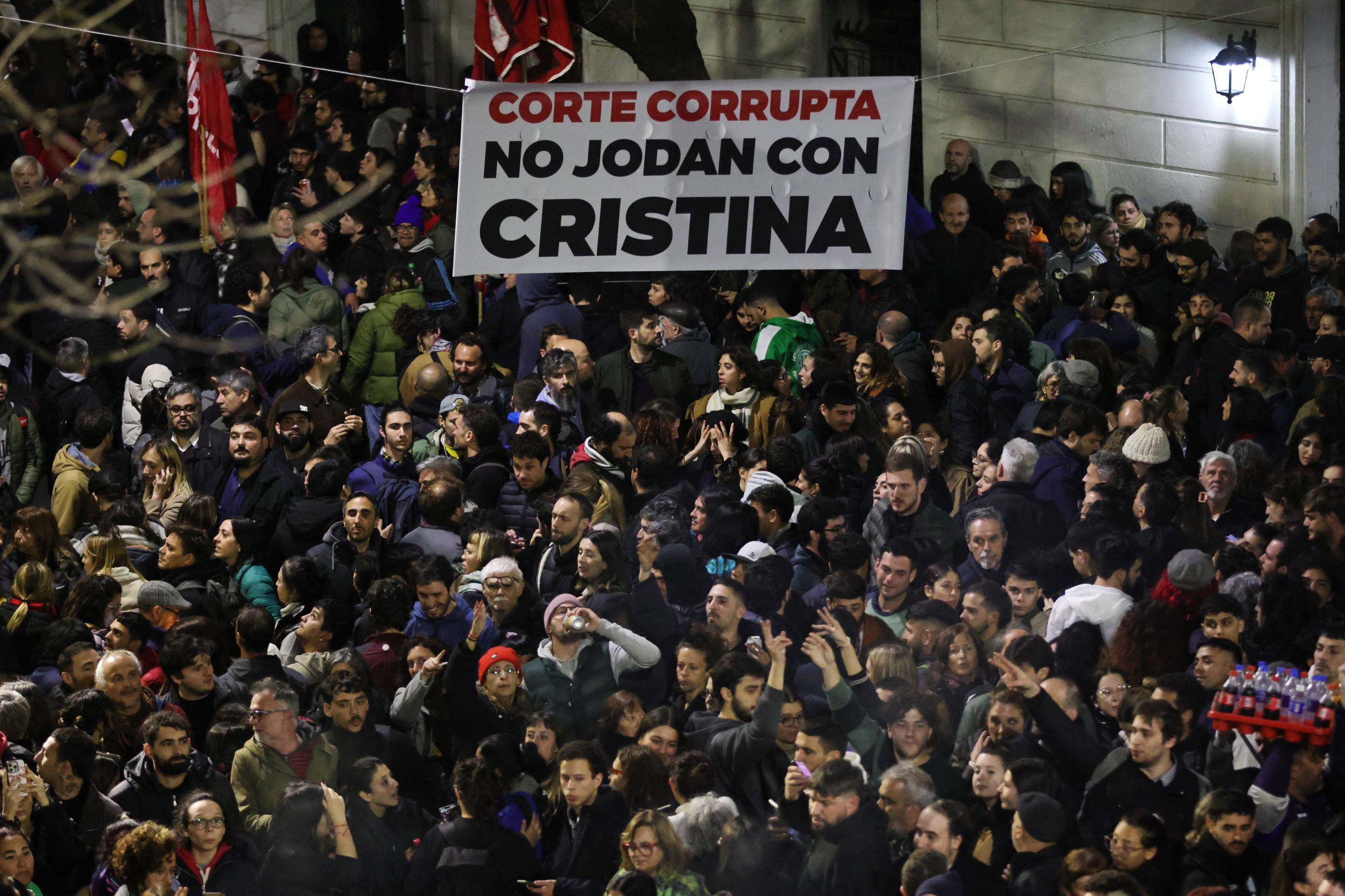 Simpatizantes da ex-presidente saem às ruas de Buenos Aires contra decisão: "Corte corrupta, não f... com Cristina"
