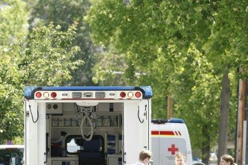  Resgatistas retiram as vítimas do colégio; número é incerto  