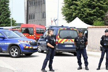 O aluno atacou a educadora, de 31 anos, com uma faca e ela não resistiu aos ferimentos -  (crédito: Jean-Christophe VERHAEGEN / AFP)