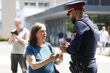  Elke Kahr (L), mayor of Graz, talks with a policeman close to a school where several people died in a shooting, on June 10, 2025 in Graz, southeastern Austria. Ten people died after a suspected shooter opened fire in a southeastern Austrian school, press agency APA quoted Graz city mayor Elke Kahr as saying. Several students and at least one adult are among those killed, Kahr confirmed to APA. (Photo by ERWIN SCHERIAU / APA / AFP) / Austria OUT
      Caption 