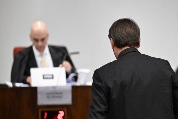 Decisão de Moraes sobre Bolsonaro ressalta que a soberania nacional 'não pode, não deve e jamais será vilipendiada, negociada ou extorquida' -  (crédito:  Evaristo SA/AFP)