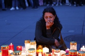 Velas e flores foram colocadas em frente à escola em homenagem     