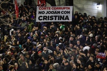 Simpatizantes da ex-presidente saem às ruas de Buenos Aires contra decisão: "Corte corrupta, não f... com Cristina"