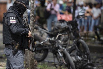 O ministro da Defesa, Pedro Sánchez, visitou nesta sexta (22) a área próxima a uma escola de aviação militar onde morreram ontem 6 civis na explosão de um caminhão-bomba -  (crédito:  Christian ESCOBARMORA/AFP)
