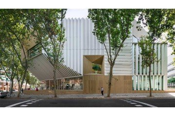 Biblioteca Gabriel García Márquez, em Barcelona, na Espanha. Criada pelo SUMA Arquitectura, foi a vencedora do prêmio revelação de 2024. A biblioteca busca atender a classe trabalhadora e integrar a comunidade. 