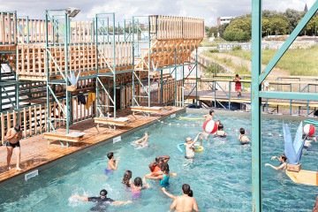 A obra FLOW, criada pelos estúdios Decoratelier Jozef Wouters — Pool is cool é uma piscina temporária a céu aberto que foi construída como um exemplo e provocação, mostrando a falta de estrutura e a necessidade de que as autoridades invistam em projetos permanentes, seguros e inclusivos para a população desfrutar no verão. 