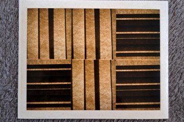 O fotógrafo explora as banalidades do cotidiano em grafismos coloridos
