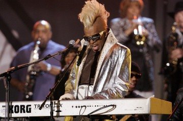 O músico americano Sly Stone se apresenta durante uma homenagem a Sly and the Family Stone durante a 48ª edição do Grammy Awards, em 8 de fevereiro de 2006       -  (crédito: TIMOTHY A. CLARY/AFP)