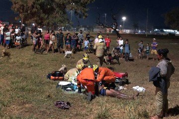 Homem foi baleado na cabeça e no quadril -  (crédito: QAP Ocorrências/Divulgação)