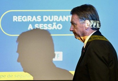  Former Brazilian President Jair Bolsonaro leaves the court room after taking the stand for the first time in his Supreme Court trial for allegedly plotting a coup in January 2023, in Brasilia, June 10, 2025. Bolsonaro on Tuesday denied any involvement in an alleged coup plot, as he took the stand for the first time in his high-stakes trial. The 70-year-old is answering questions from lawyers and judges on his alleged role in a "criminal organization" that plotted to wrest power from leftist Luiz Inacio Lula da Silva, who narrowly beat Bolsonaro at the ballot box in 2022. Bolsonaro was the sixth of eight accused to take the stand for in-person questioning that started on Monday. (Photo by Evaristo SA / AFP)
      Caption  -  (crédito:  AFP)