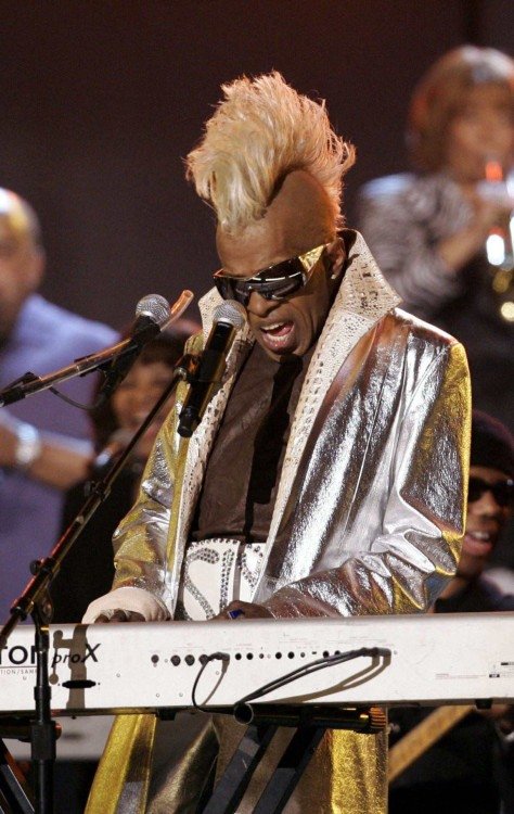 O músico americano Sly Stone se apresenta durante uma homenagem a Sly and the Family Stone durante a 48ª edição do Grammy Awards, em 8 de fevereiro de 2006       -  (crédito: TIMOTHY A. CLARY/AFP)