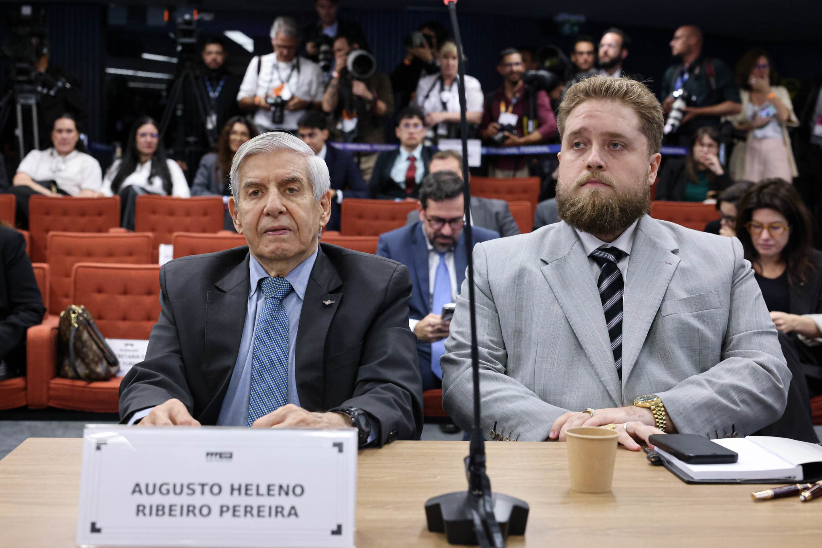 Tornozeleira e sem passaporte: as condições da prisão domiciliar de Heleno