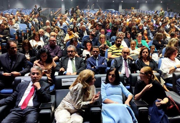  Ed Alves/CB/D.A Press