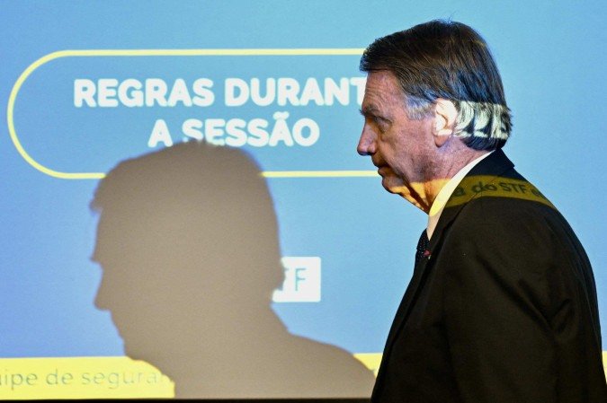 Segundo o documento, assinado pelo cirurgião geral Claudio Birolini e pelo cardiologista Leandro Echenique, Bolsonaro deverá manter repouso domiciliar durante todo o mês - (crédito: AFP) Segundo o documento, assinado pelo cirurgião geral Claudio Birolini e pelo cardiologista Leandro Echenique, Bolsonaro deverá manter repouso domiciliar durante todo o mês - (crédito: AFP)