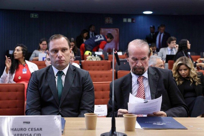 Mauro Cid ao lado do advogado no STF durante interrogatório dos réus da ação penal que apura tentativa de golpe de Estado -  (crédito: Rosinei Coutinho/STF)
