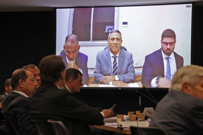 O general foi interrogado por meio de videoconferência, já que está preso por suspeita de tentar atrapalhar as investigações.
- (crédito: Antonio Augusto/STF) O general foi interrogado por meio de videoconferência, já que está preso por suspeita de tentar atrapalhar as investigações.
- (crédito: Antonio Augusto/STF)