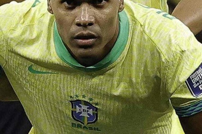 ALEX SANDRO -  Bastante ofensivo, principalmente no primeiro tempo. Alternou entre combinações de perigo e jogadas individuais. Assim, mostoru confiança e incomodou demais a marcação paraguaia. NOTA 7,0 - Foto: Rafael Ribeiro / CBF