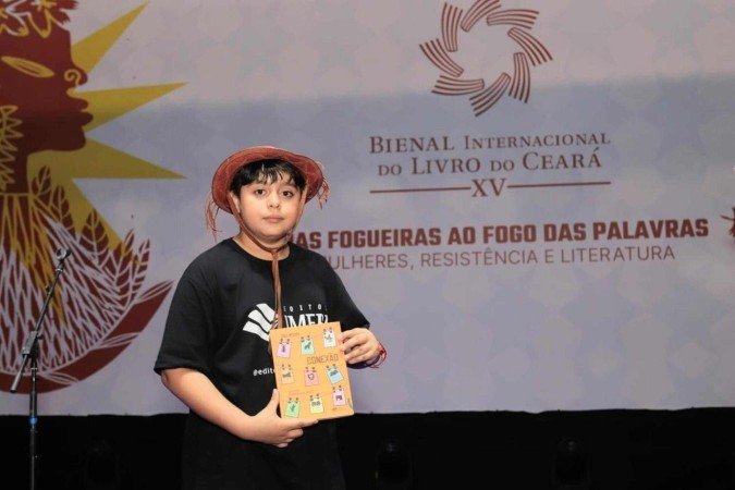 Davi Moura com seu livro Davi Moura com seu livro