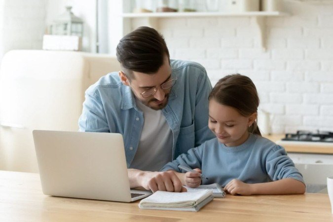 Atitudes simples ajudam a reduzir a ansiedade das crianças com as tarefas escolares (Imagem: fizkes | Shutterstock) - (crédito: EdiCase) Atitudes simples ajudam a reduzir a ansiedade das crianças com as tarefas escolares (Imagem: fizkes | Shutterstock) - (crédito: EdiCase)
