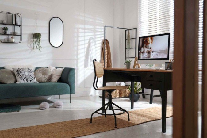 O home office pode ser integrado à sala de estar de forma harmoniosa (Imagem: New Africa | Shutterstock) - (crédito: EdiCase) O home office pode ser integrado à sala de estar de forma harmoniosa (Imagem: New Africa | Shutterstock) - (crédito: EdiCase)