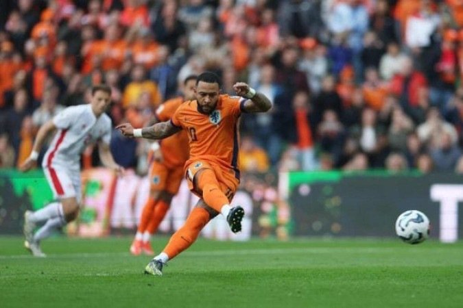 Memphis Depay abriu o caminho da goleada em cobrança de pênalti - (crédito: Foto: Dean Mouhtaropoulos/Getty Images) Memphis Depay abriu o caminho da goleada em cobrança de pênalti - (crédito: Foto: Dean Mouhtaropoulos/Getty Images)