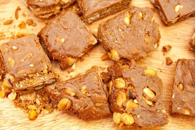 Pé-de-moleque com chocolate (Imagem: Sergio Yoneda | Shutterstock) - (crédito: EdiCase) Pé-de-moleque com chocolate (Imagem: Sergio Yoneda | Shutterstock) - (crédito: EdiCase)