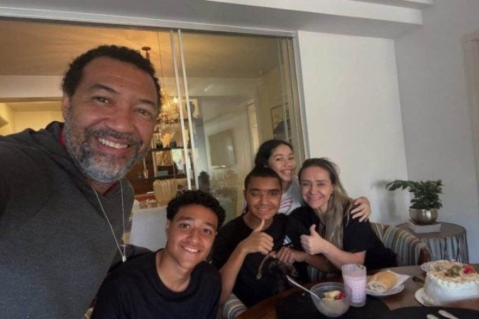 Pedro Severino, ao lado de sua família após alta do hospital - (crédito: Foto: Arquivo pessoal) Pedro Severino, ao lado de sua família após alta do hospital - (crédito: Foto: Arquivo pessoal)