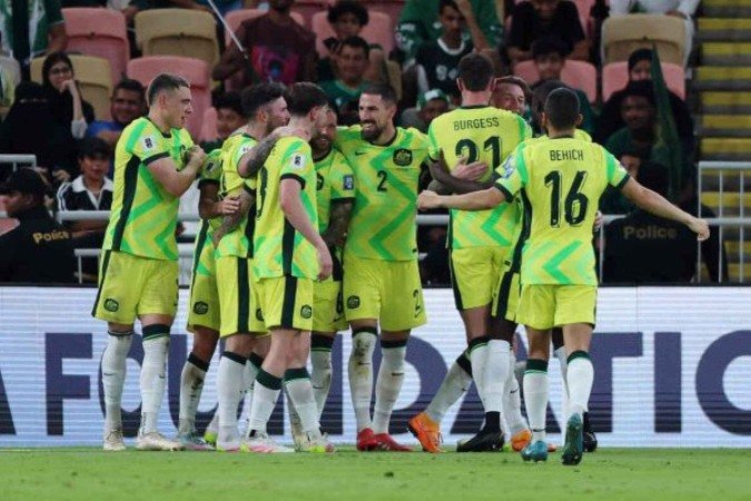 Australianos celebram o segundo gol diante da Arábia Saudita. Vitória garante o time na Copa do Mundo de 2026 - (crédito: Foto: Yasser Bakhsh/Getty Images) Australianos celebram o segundo gol diante da Arábia Saudita. Vitória garante o time na Copa do Mundo de 2026 - (crédito: Foto: Yasser Bakhsh/Getty Images)