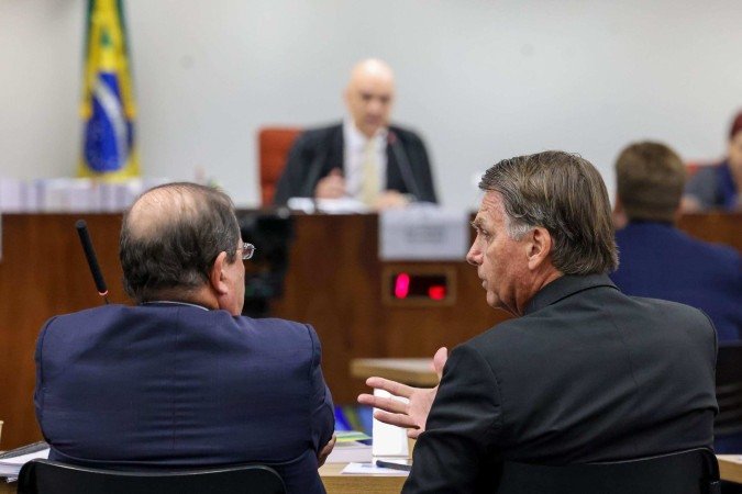Bolsonaro ao lado de advogado no STF, durante interrogatório dos réus da ação penal que apura tentativa de golpe de Estado