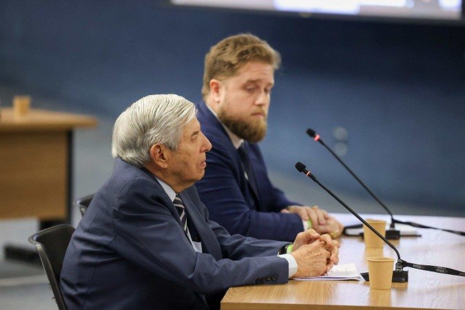 General Augusto Heleno no STF, ao lado de advogado, durante interrogatório dos réus da ação penal que apura tentativa de golpe de Estado