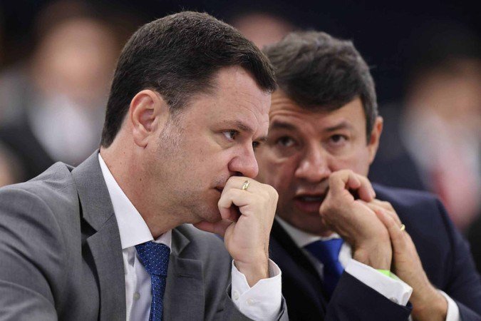 Ex-ministro Anderson Torres ao lado do advogado no STF, durante interrogatório dos réus da ação penal que apura tentativa de golpe de Estado