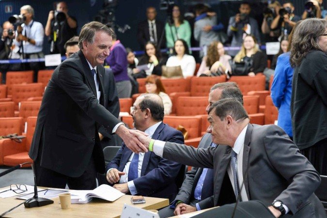 Bolsonaro cumprimenta Paulo Sérgio Nogueira em interrogatório dos réus da ação penal que apura tentativa de golpe de Estado