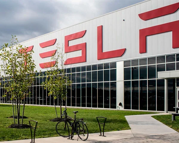 Subsidiária da Tesla SolarCity em Buffalo, Nova York, a fábrica foi construída em um terreno recuperado de uma antiga usina siderúrgica. Sua construção começou em 2014 e foi concluída em 2017.  -  (crédito: Divulgação/Tesla)