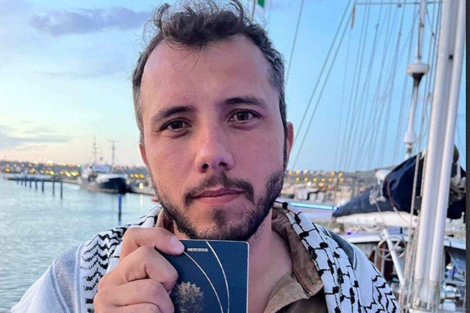 O ativista brasiliense Thiago Ávila está preso em Israel - (crédito: Flotilla da Liberdade) O ativista brasiliense Thiago Ávila está preso em Israel - (crédito: Flotilla da Liberdade)