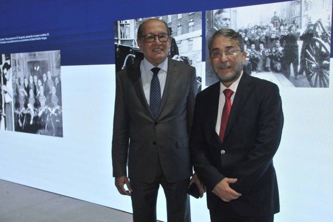 Imagem mostra o ministro Gilmar Mendes, do STF, e o presidente do Correio Braziliense, Guilherme Machado,  na estreia da exposição sobre Assis Chateaubriand

 -  (crédito: Ed Alves/CB/D.A Press)